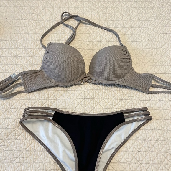 Bikinis - Picture 7 of 8